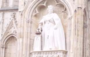 Statue of Queen Elizabeth