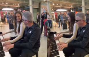 Pianist Ladyva: Performance in the shopping mall